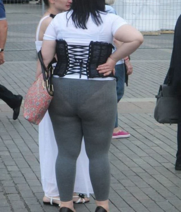 Обтягивающий ужас больших задниц