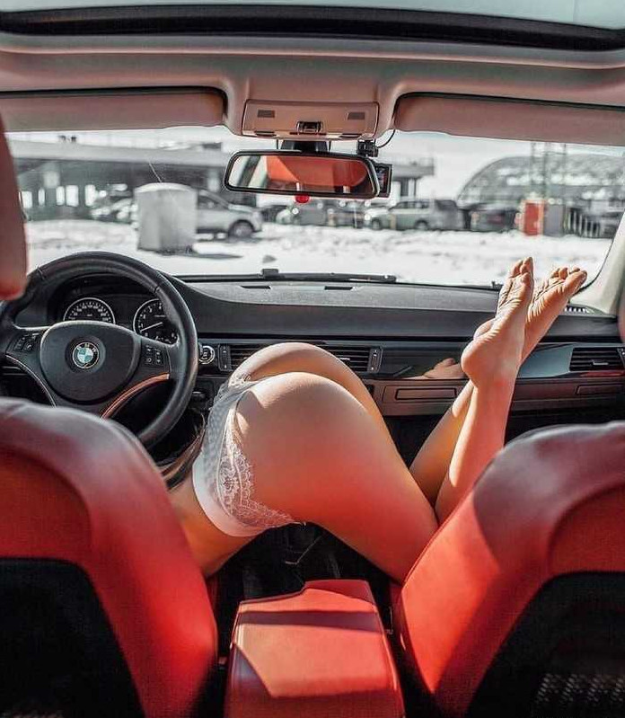 Эрофото: Натуральная красота женских ягодиц и стол для настоящего мужчины