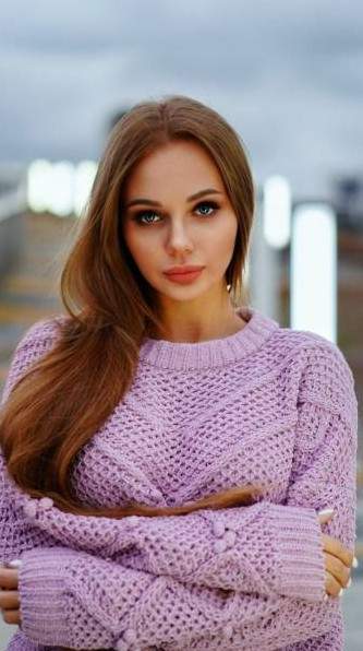 Прекрасные милые девушки в розовом свитере
