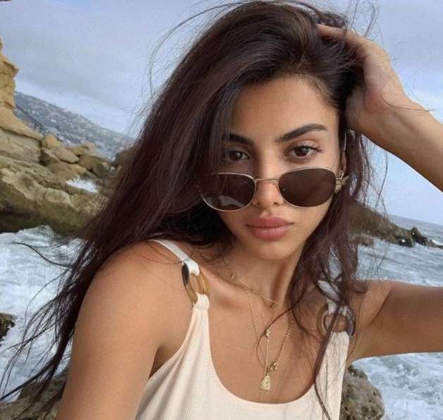 Горячая азербайджанская модель в бикини