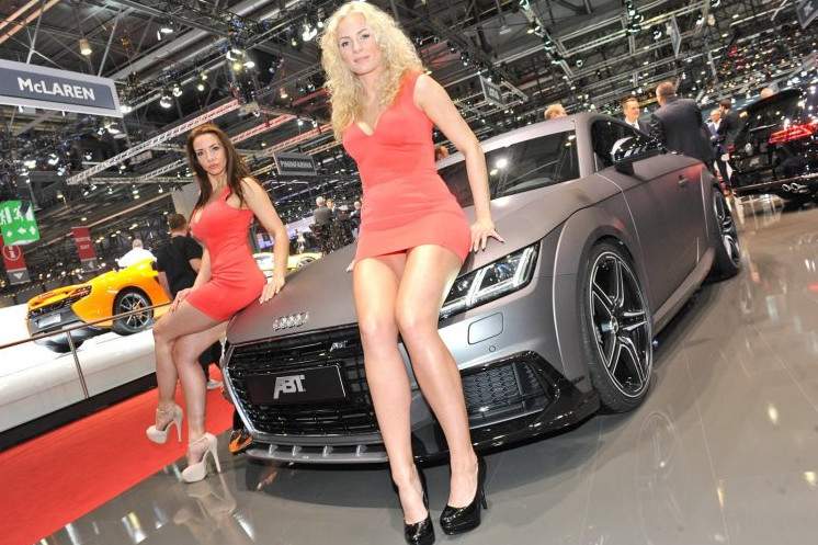 Самые привлекательные девушки в автосалонах.