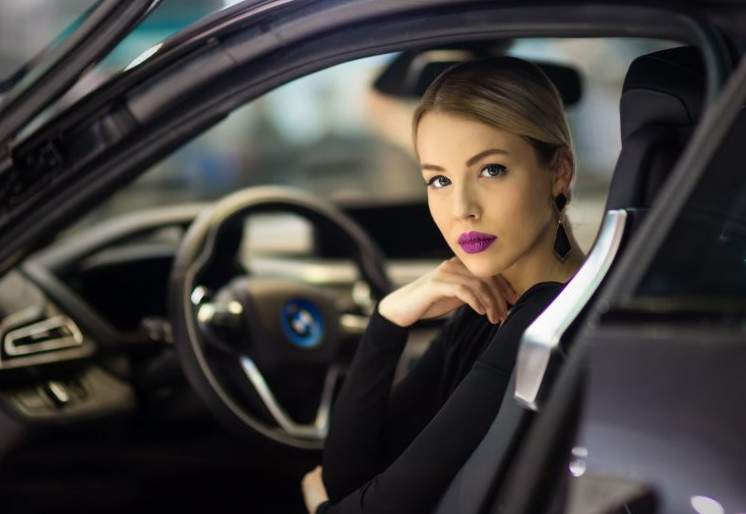 Сексуальные девушки за рулем автомобиля