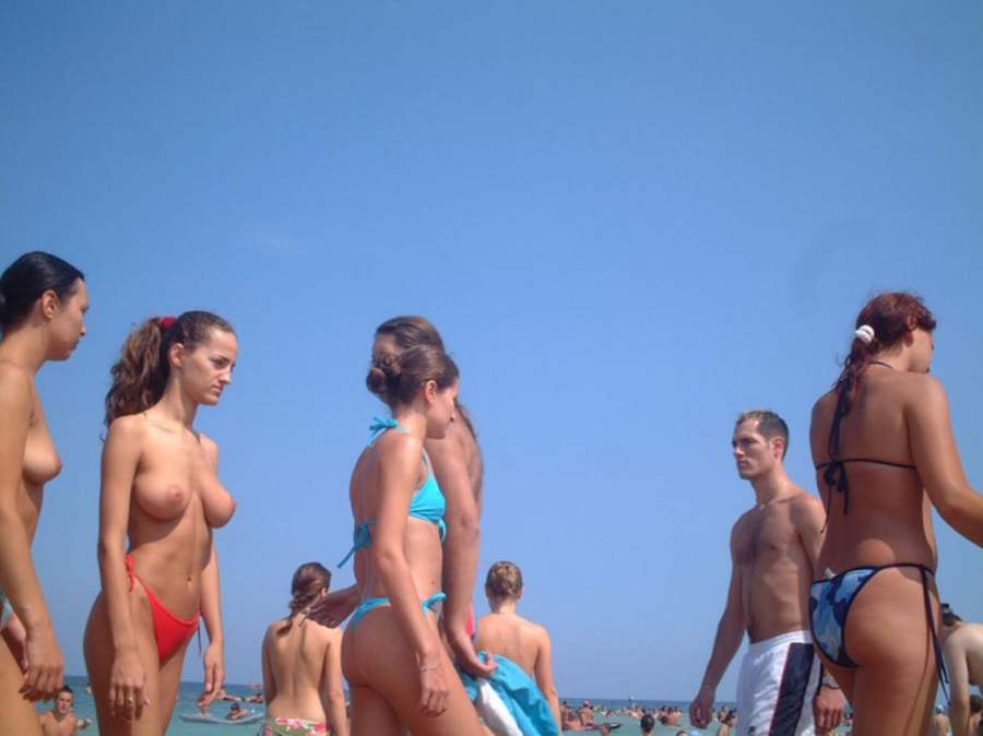 показала сиськи в море