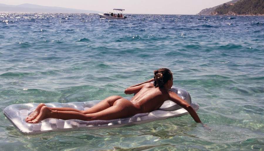 показала сиськи в море