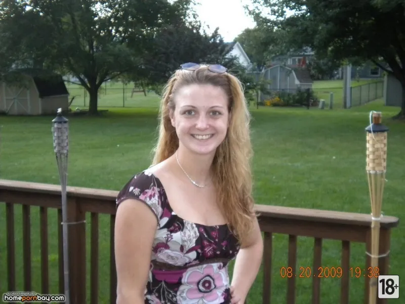 Миловидная девушка с пухлой попкой - эротические фото