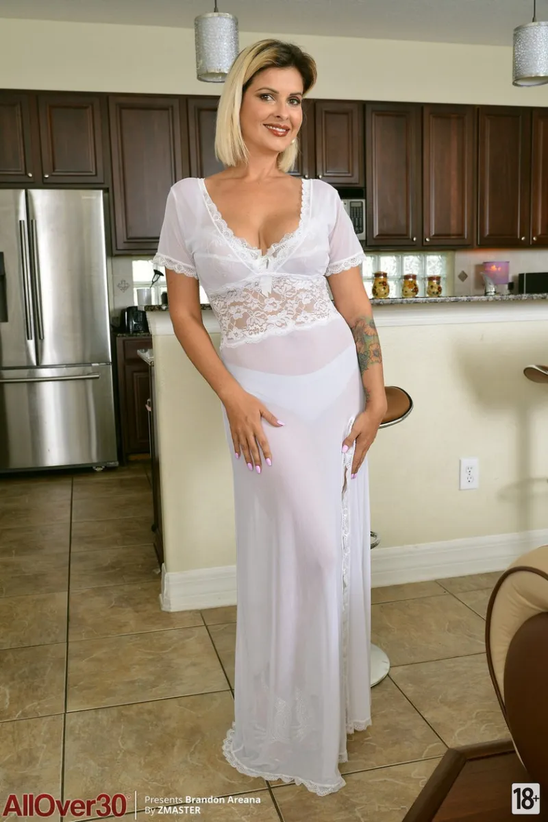 Элегантная баба голышом на стуле — пышные формы в деталях